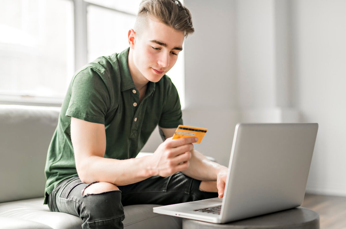 A teenage boy using his Mydoh smart card for an online order