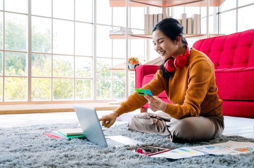 teen girl online shopping