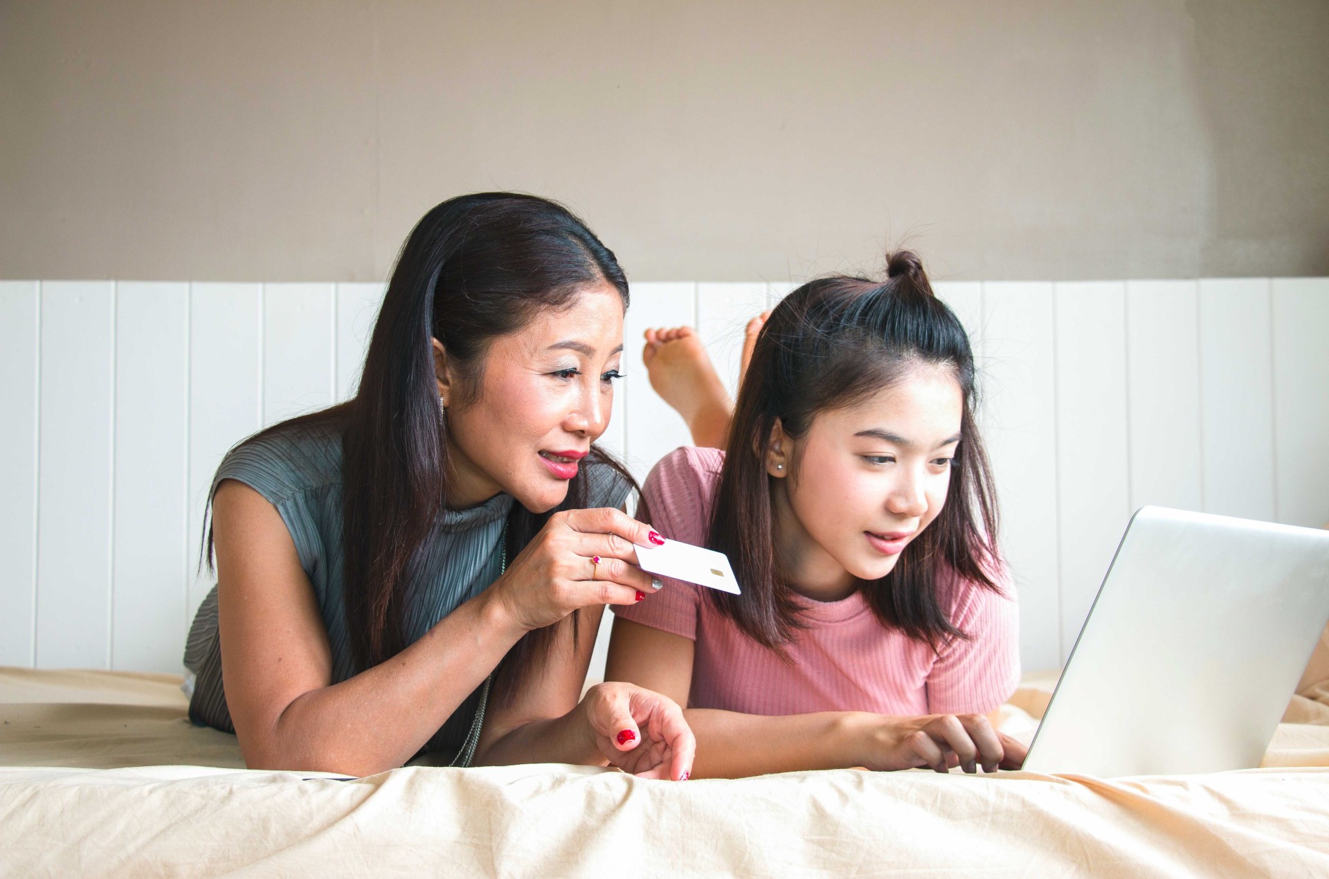 mother and daughter banking