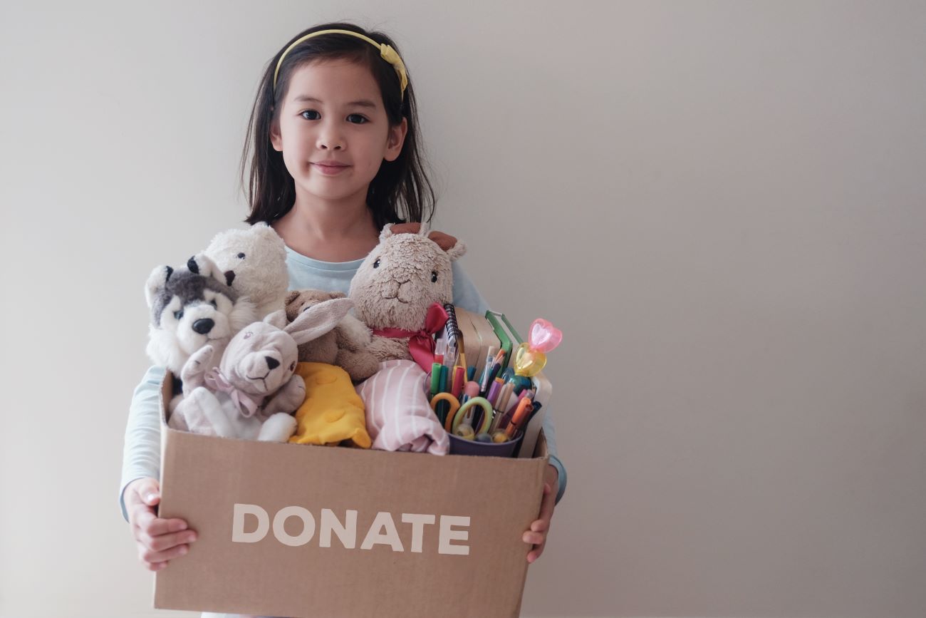 The Best Ways to Teach Your Kids About Giving