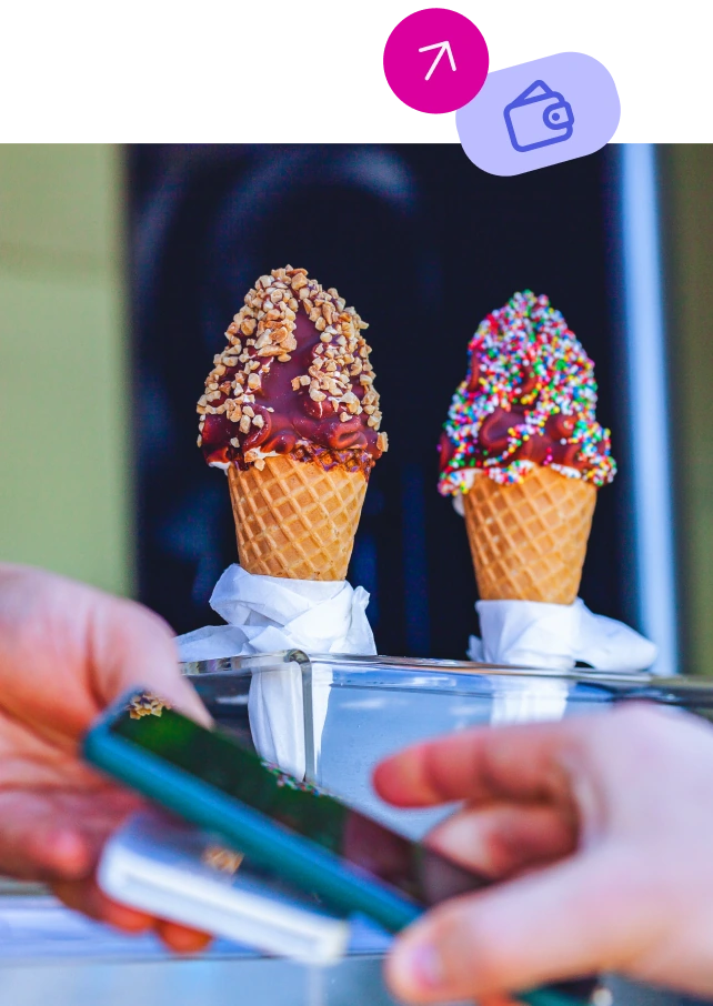 Des mains tapent sur un smartphone pour payer des cornets de glace à côté d'icônes flottantes de l'application financière Mydoh sur cette image hero.